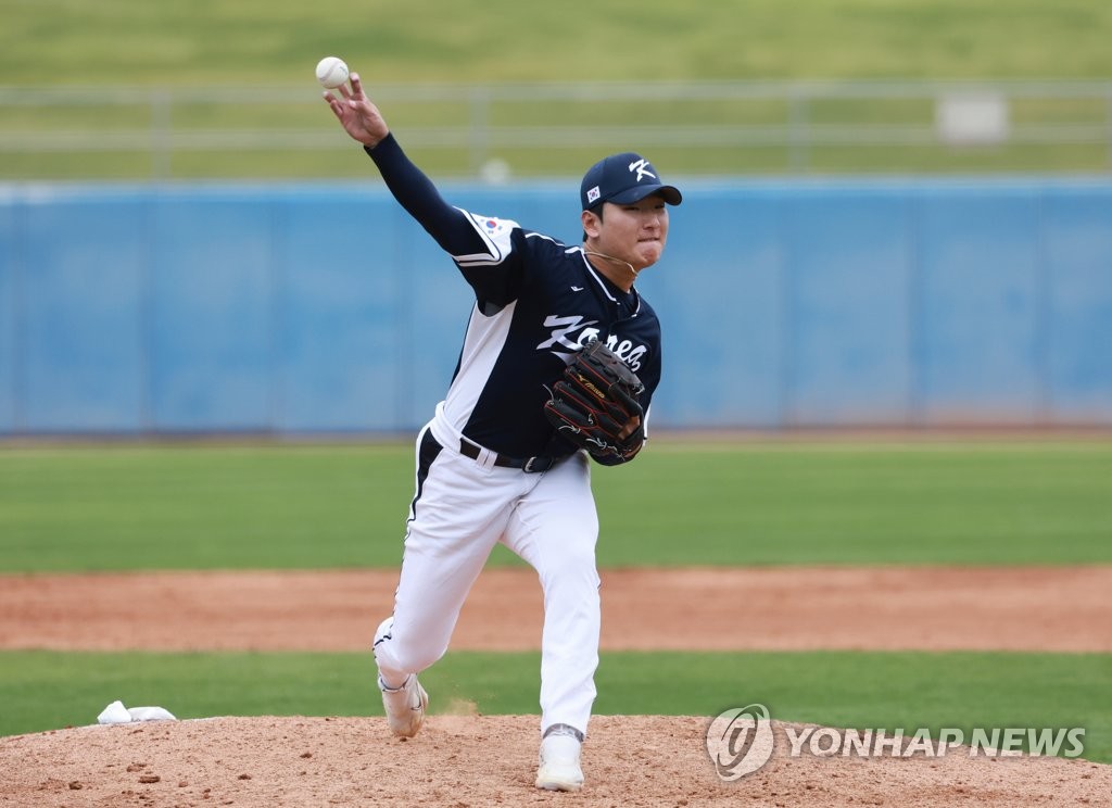 Gwak Been of South Korea pitches against the Kia Tigers during the bottom of the third inning of a scrimmage for the World Baseball Classic at Kino Veterans Memorial Stadium in Tucson, Arizona, on Feb. 19, 2023. (Yonhap)