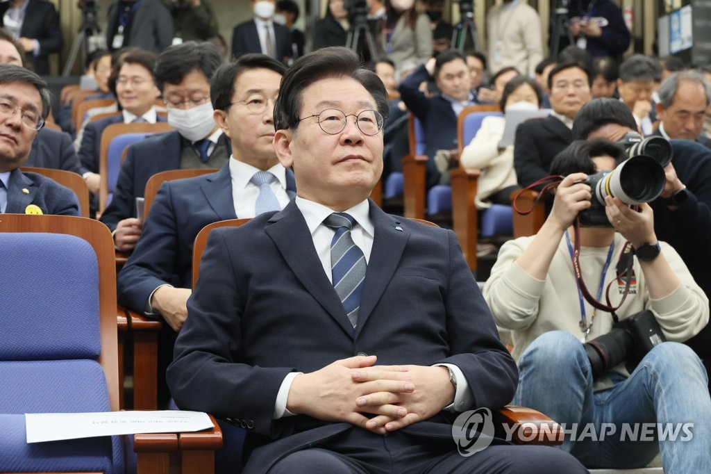 박홍근 원내대표 발언 경청하는 이재명 대표