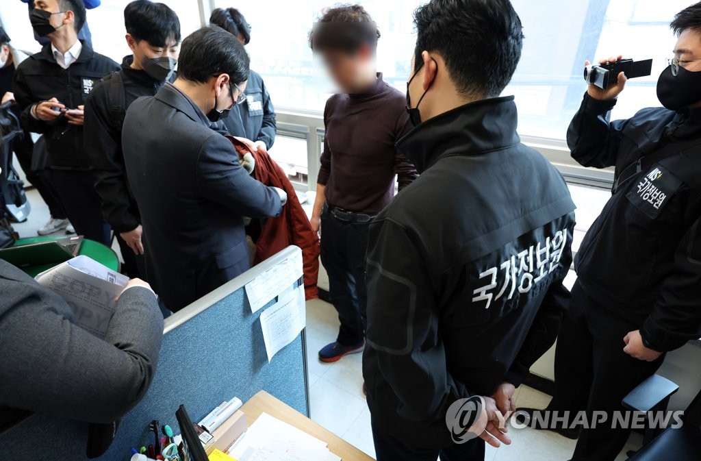 Investigators from the National Intelligence Service and police search the Korean Metal Workers' Union's local chapter in Changwon, about 300 kilometers south of Seoul, on Feb. 23, 2023. (Yonhap)