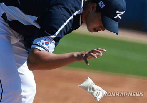 [WBC 캠프] 대표팀, MLB 공인 로진백 사용…투수들 감각 익히기
