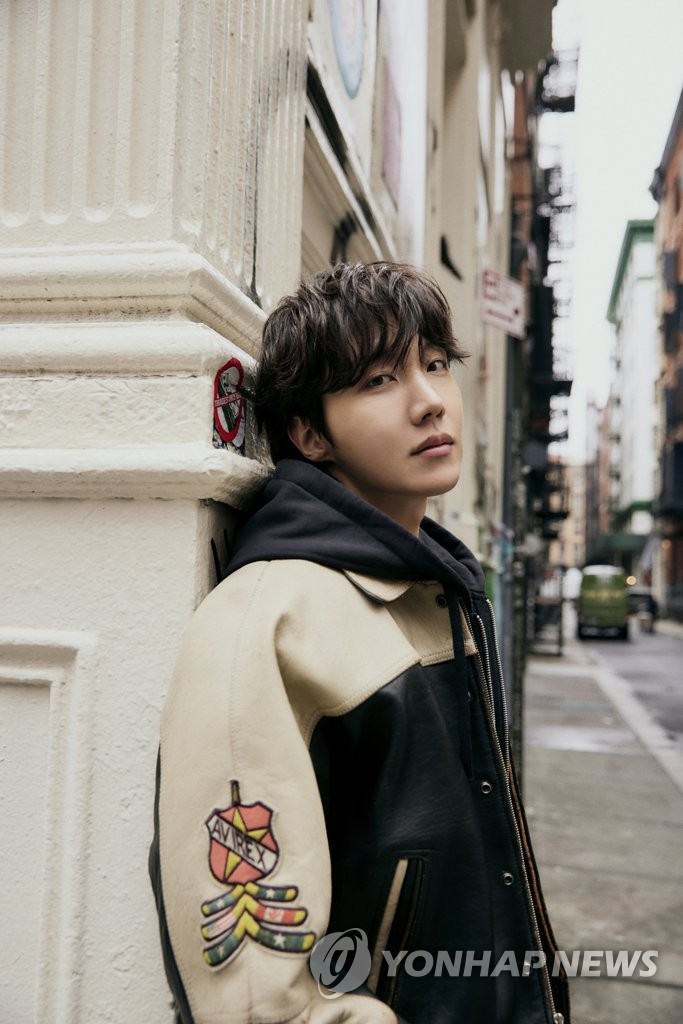 J-Hope, membre du groupe superstar de K-pop Bangtan Boys (BTS), a dévoilé le jeudi 2 mars 2023 une photo-concept de son nouveau single solo «on the street» qui sortira le lendemain. (Photo fournie par BigHit Music. Revente et archivage interdits) 