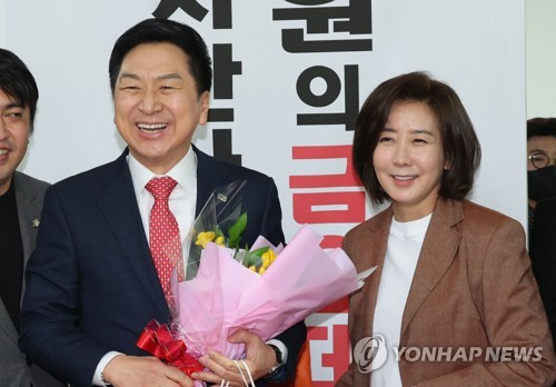 나경원 전 의원과 기념촬영하는 김기현 당 대표 후보