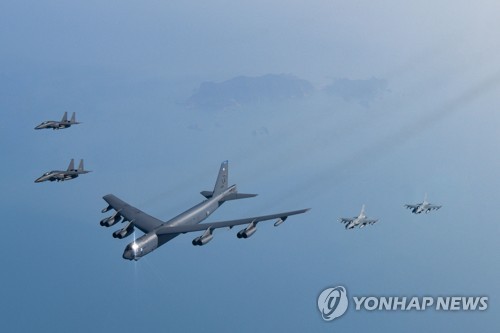 米戦略爆撃機が空自戦闘機と朝鮮半島東を飛行　北朝鮮に警告か