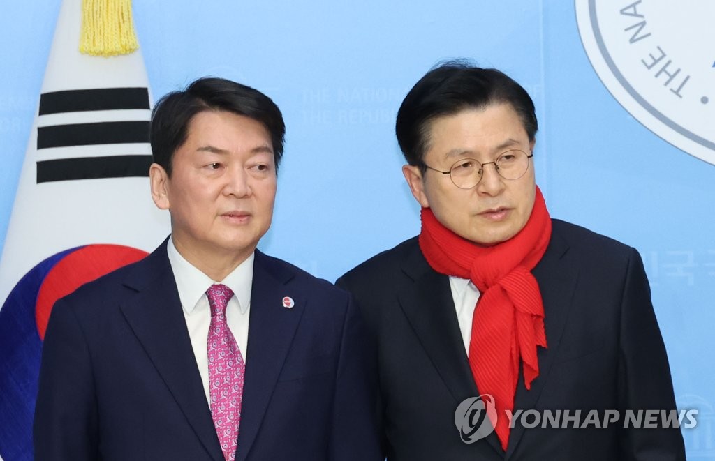 (LEAD) Ahn files complaint against senior presidential aide over alleged interference with PPP leadership race