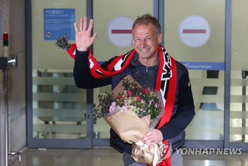 Football : le nouveau sélectionneur national, Klinsmann, arrive à Séoul