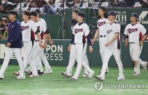 South Korean players walk toward the mound at Tokyo Dome in Tokyo on March 12, 2023, after their 7-3 victory over the Czech Republic in a Pool B game at the World Baseball Classic on March 12, 2023. (Yonhap)