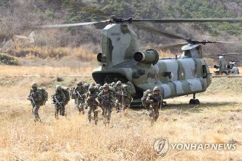 La foto, proporcionada, el 16 de marzo de 2023, por el Ejército de Tierra, muestra a soldados de la 2ª División de Respuesta Rápida del Ejército desembarcando de un avión de transporte CH-47 para dirigirse a la zona objetivo, como parte de unos ejercicios aéreos, de cinco días de duración, que terminarán el 17 de marzo, en la comarca de Jangseong, a 252 kilómetros al sur de Seúl. (Prohibida su reventa y archivo)