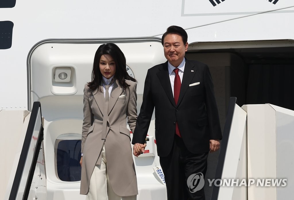 President Yoon Suk Yeol (R) and first lady Kim Keon Hee disembark the presidential plane after arriving at Haneda Airport in Tokyo on March 16, 2023. (Yonhap)
