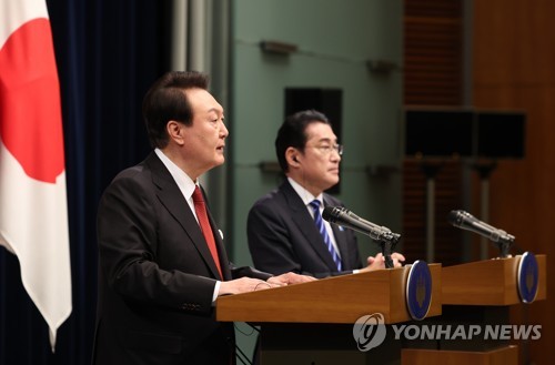 Le président Yoon Suk Yeol (à g.) et le Premier ministre japonais Fumio Kishida donnent une conférence de presse conjointe après leur sommet élargi à la résidence de ce dernier à Tokyo, le jeudi 16 mars 2023.