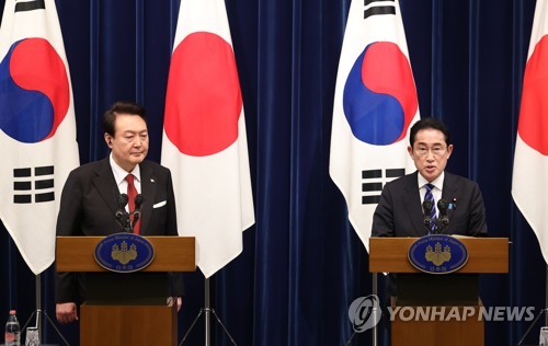 La foto de archivo, tomada el 16 de marzo de 2023, muestra al presidente surcoreano, Yoon Suk Yeol (izda.), y el primer ministro japonés, Fumio Kishida, durante una conferencia de prensa conjunta tras su cumbre en Tokio. 