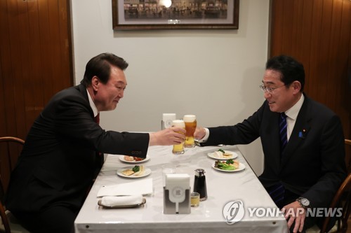 銀座の洋食店で乾杯する尹大統領（左）と岸田首相＝１６日、東京（聯合ニュース）