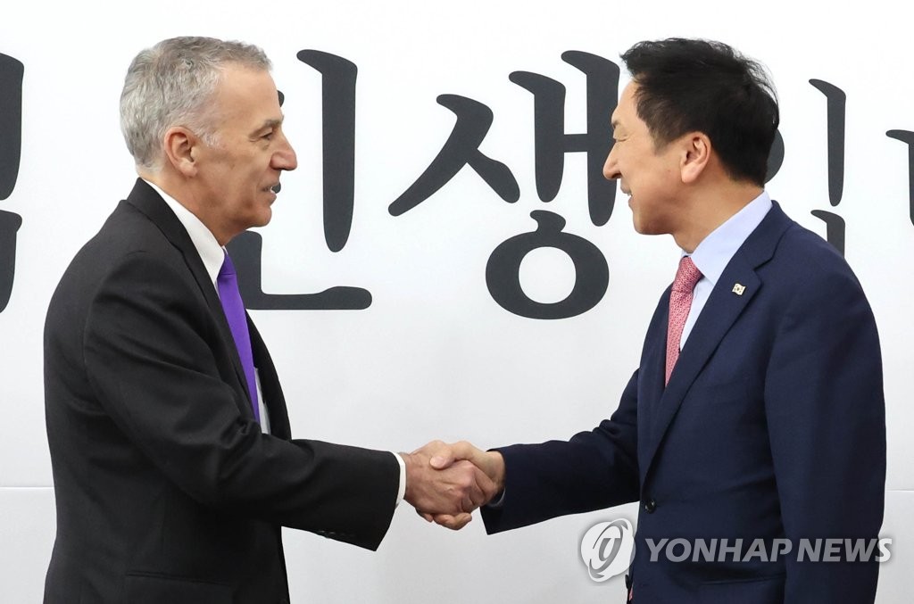 Ruling People Power Party leader Kim Gi-hyeon (R) and U.S. Ambassador to South Korea Philip Goldberg shake hands during their meeting at the National Assembly in Seoul on March 20, 2023. (Yonhap)