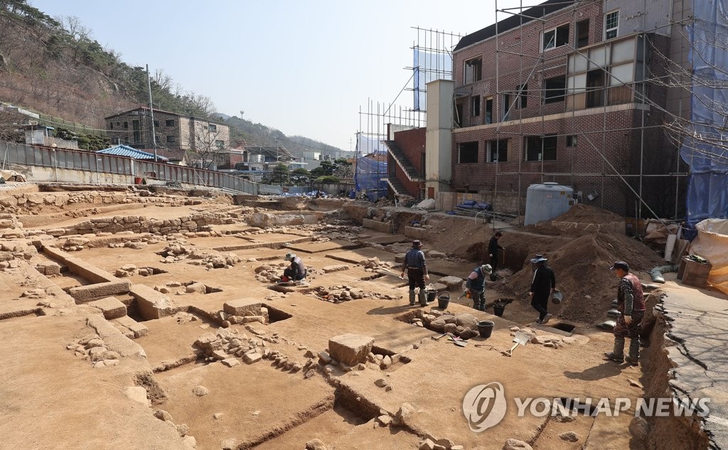 고려시대 추정 유적 발굴 조사하는 작업자들