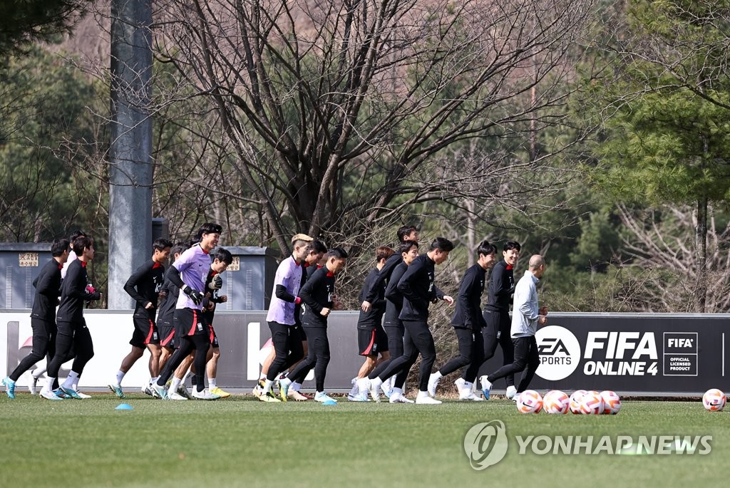 South Korean players jog in preparation for a training session at the National Football Center in Paju, some 30 kilometers northwest of Seoul, on March 21, 2023. (Yonhap)