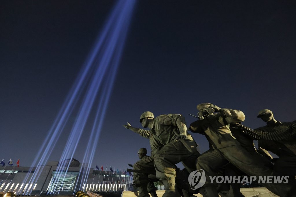 فعالية إضاءة لإحياء ذكرى الجنود الذين توفوا دفاعا عن الحدود البحرية