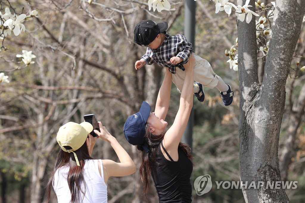 가벼운 옷차림으로 봄 즐기기