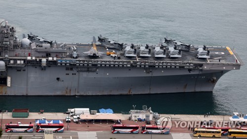 双竜訓練に参加するため２２日に釜山作戦基地に入港した米海軍の強襲揚陸艦マキン・アイランド＝（聯合ニュース）
