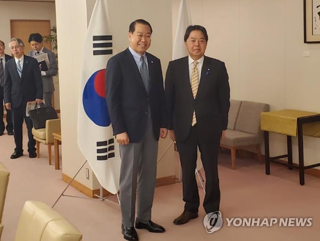 El ministro de Unificación de Corea del Sur, Kwon Young-se (izda.), posa ante la cámara junto con el canciller de Japón, Yoshimasa Hayashi, el 23 de marzo de 2023, antes de sus conversaciones en Tokio.