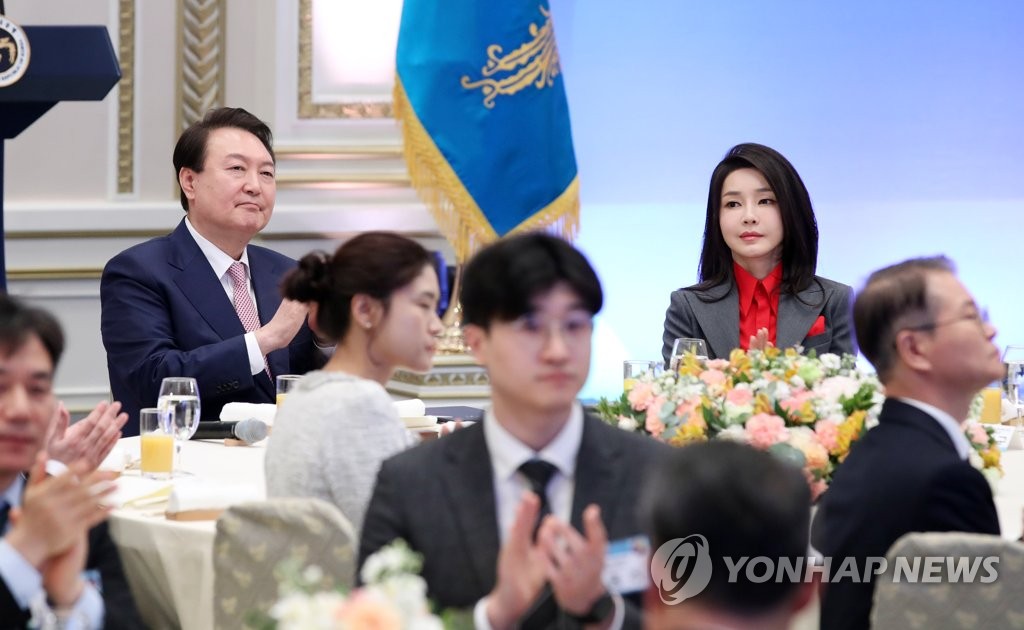 Yoon se reúne con los trabajadores del sector laboral y de bienestar social