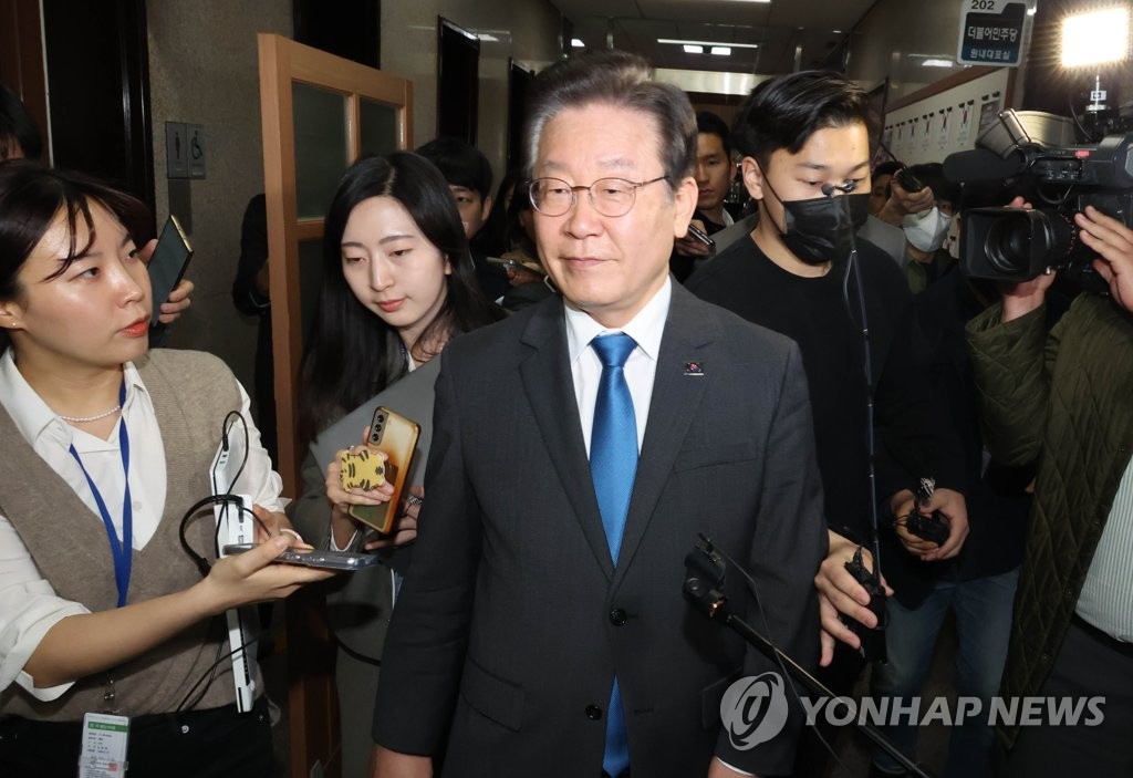 본회의장 나오는 이재명 대표