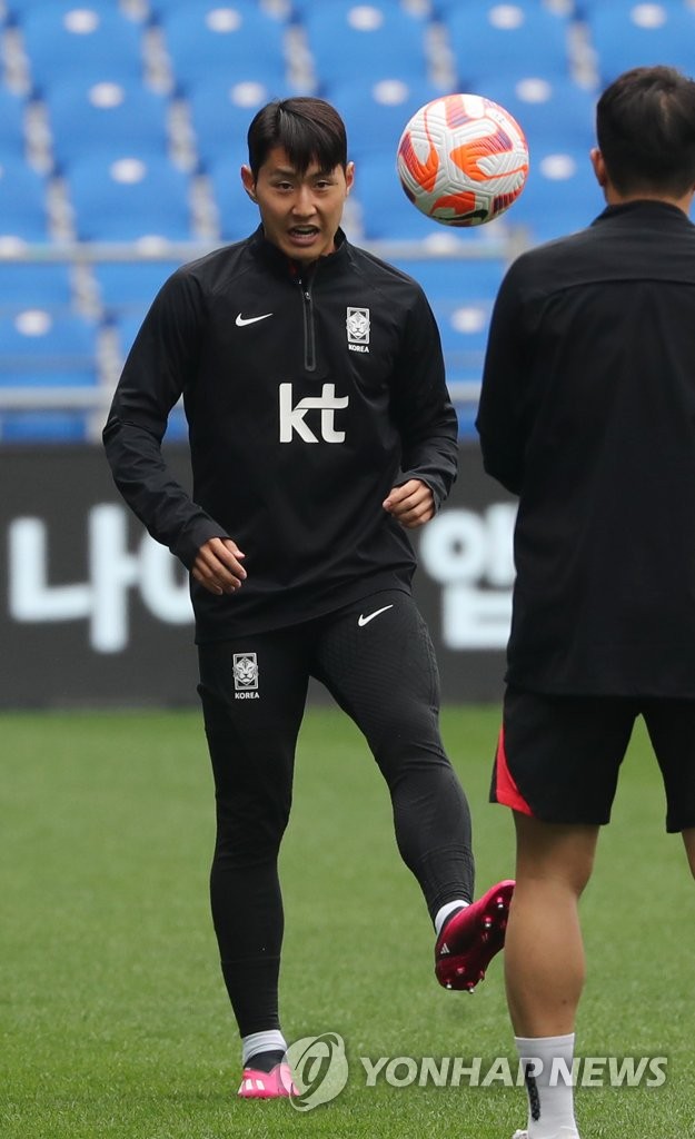 South Korean midfielder Lee Kang-in takes part in a training session at Munsu Football Stadium in Ulsan, 305 kilometers southeast of Seoul, on March 23, 2023. (Yonhap)