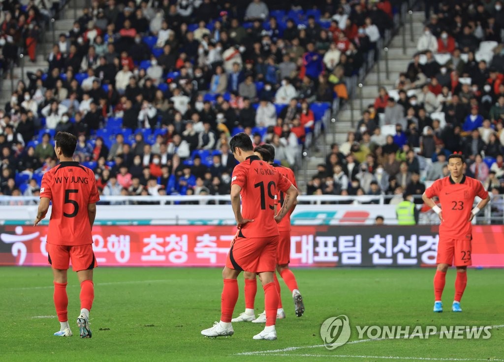 South Korean players react to a goal by James Rodriguez of Colombia during the teams' friendly football match at Munsu Football Stadium in Ulsan, 305 kilometers southeast of Seoul, on March 24, 2023. (Yonhap)