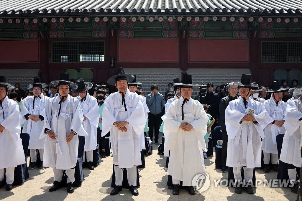 인사하는 참석자들