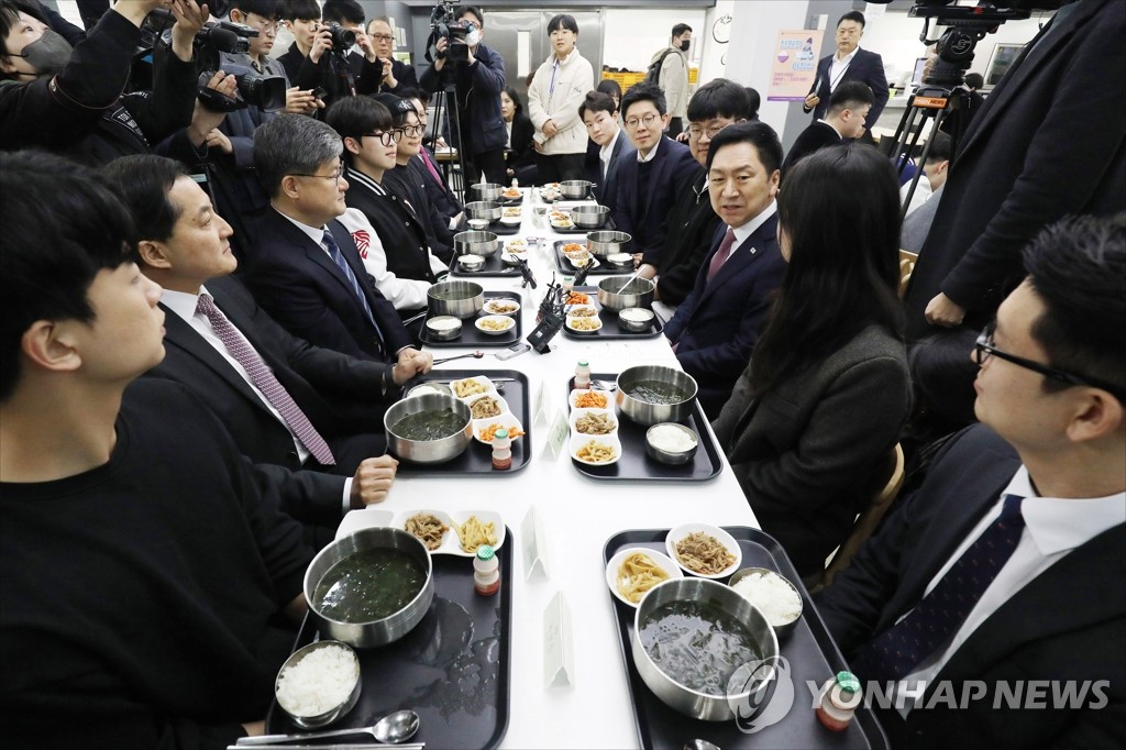 1천원 아침밥 먹으며 청년들과 대화하는 김기현 대표