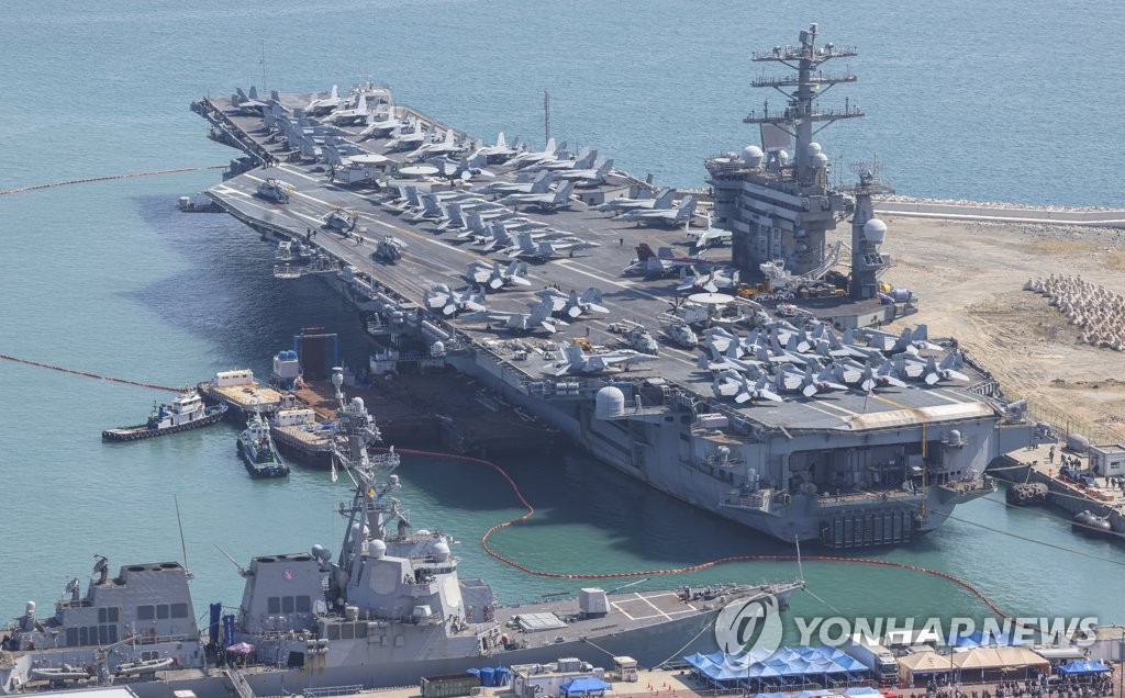 This photo, taken on March 28, 2023, shows the USS Nimitz aircraft carrier docking at a naval base in Busan, 325 kilometers southeast of Seoul. (Pool photo) (Yonhap) 