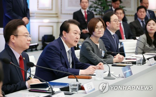 President Yoon Suk Yeol (2nd from L) speaks during the inaugural meeting of the Presidential Committee on Ageing Society and Population Policy at the guesthouse of the former presidential office, Cheong Wa Dae, in Seoul on March 28, 2023. (Yonhap)