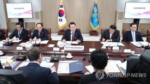 El presidente surcoreano, Yoon Suk Yeol (centro, fondo), asiste a una reunión de emergencia, celebrada, el 29 de marzo de 2023, en la oficina presidencial, en Seúl, para discutir sobre las maneras de estabilizar el sustento del pueblo. (Foto del cuerpo de prensa. Prohibida su reventa y archivo)