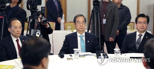 Le Premier ministre Han Duck-soo assiste à une réunion de consultation politique avec le Parti du pouvoir du peuple (PPP), le parti au pouvoir, sur la révision de la loi sur la gestion des céréales, au bureau de Han à Séoul, le 29 mars 2023. 