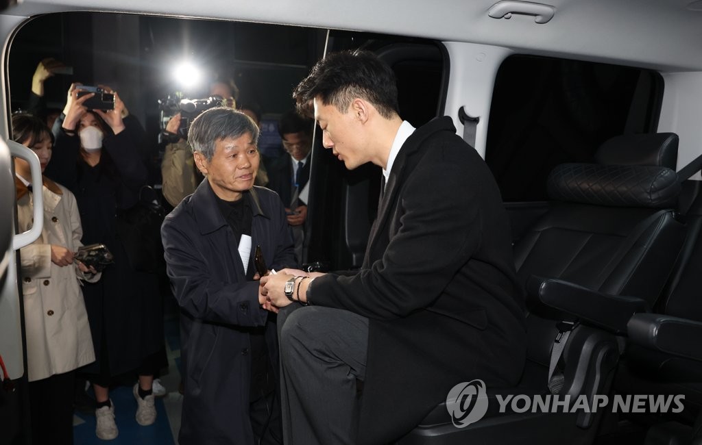 전태삼과 인사하는 전우원