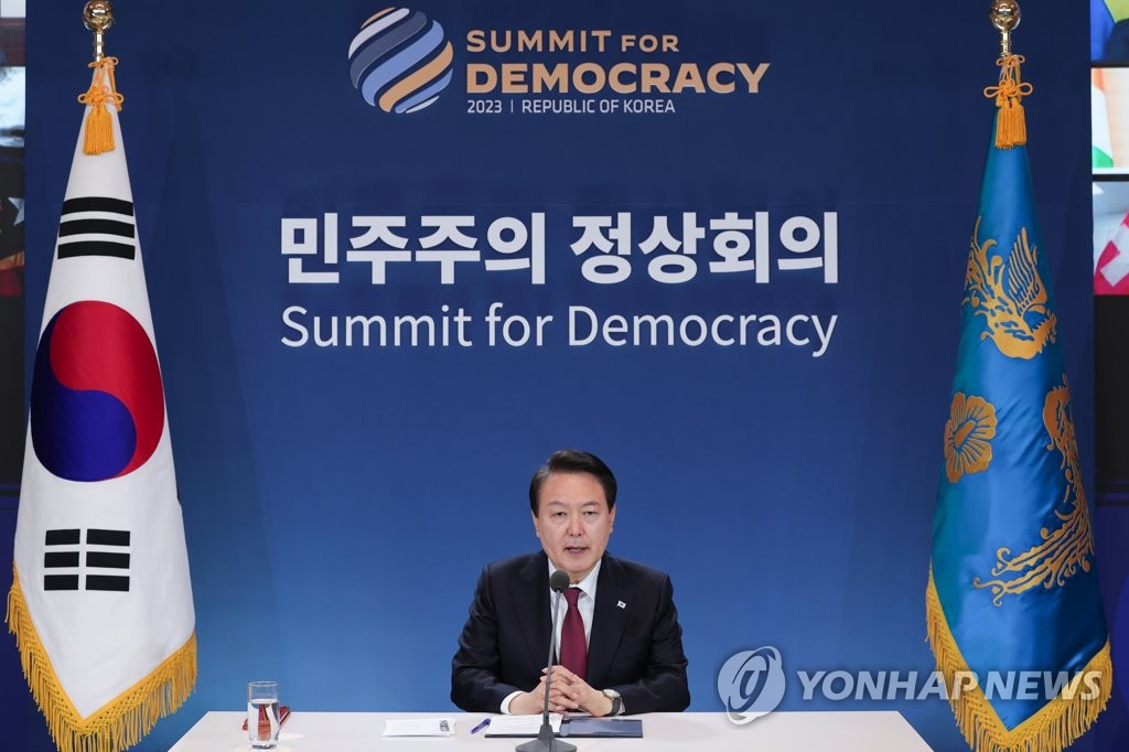 尹, 민주주의 정상회의 연설…"가짜민주주의 전세계 고개들어" 