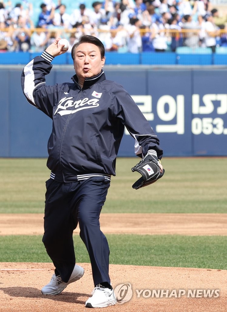 프로야구 NC-삼성 개막전 깜짝 시구하는 윤석열 대통령