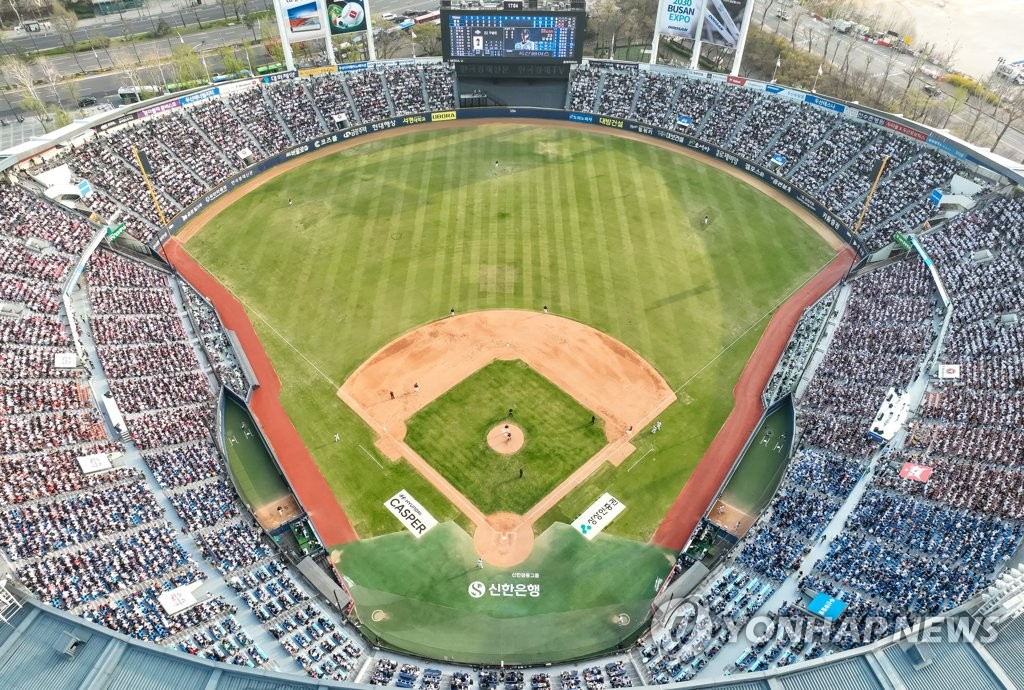A sellout crowd of 23,750 watches a Korea Baseball Organization Opening Day game between the Lotte Giants and the Doosan Bears at Jamsil Baseball Stadium in Seoul on April 1, 2023. (Yonhap)
