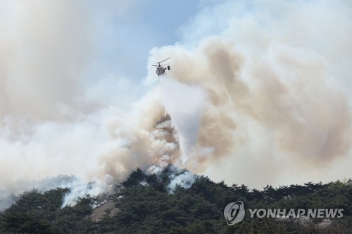 서울 인왕산 불 3시간째 진화중…120가구 대피