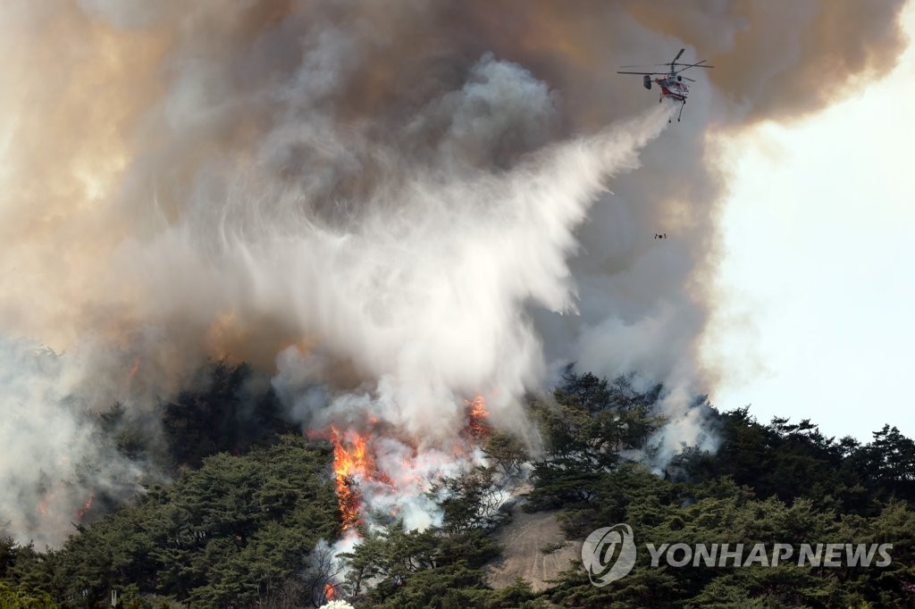 서울 인왕산 불…헬기 6대 투입해 진화 중