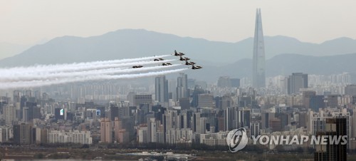 فريق الألعاب الجوية الكوري يجري تدريبات العرض الجوي وسط سيئول اليوم