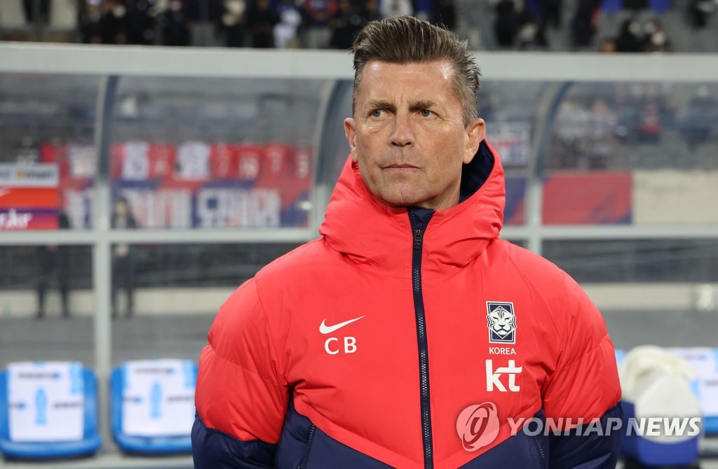 In this file photo from April 11, 2023, Colin Bell, head coach of the South Korean women's national football team, awaits the start of a friendly match against Zambia at Yongin Mireu Stadium in Yongin, some 40 kilometers south of Seoul. (Yonhap)