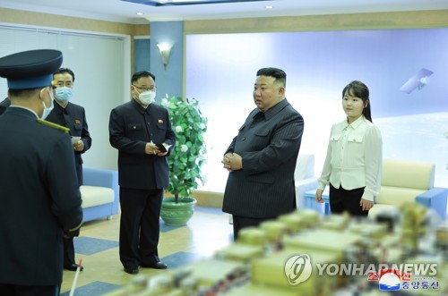 En la imagen, publicada, el 19 de abril de 2023, por la KCNA, se muestra al líder norcoreano, Kim Jong-un (segundo por la dcha.), durante una inspección "in situ" a la Administración Nacional para el Desarrollo Aeroespacial, el día anterior, acompañado de su hija, Ju-ae. (Uso exclusivo dentro de Corea del Sur. Prohibida su distribución parcial o total) 
