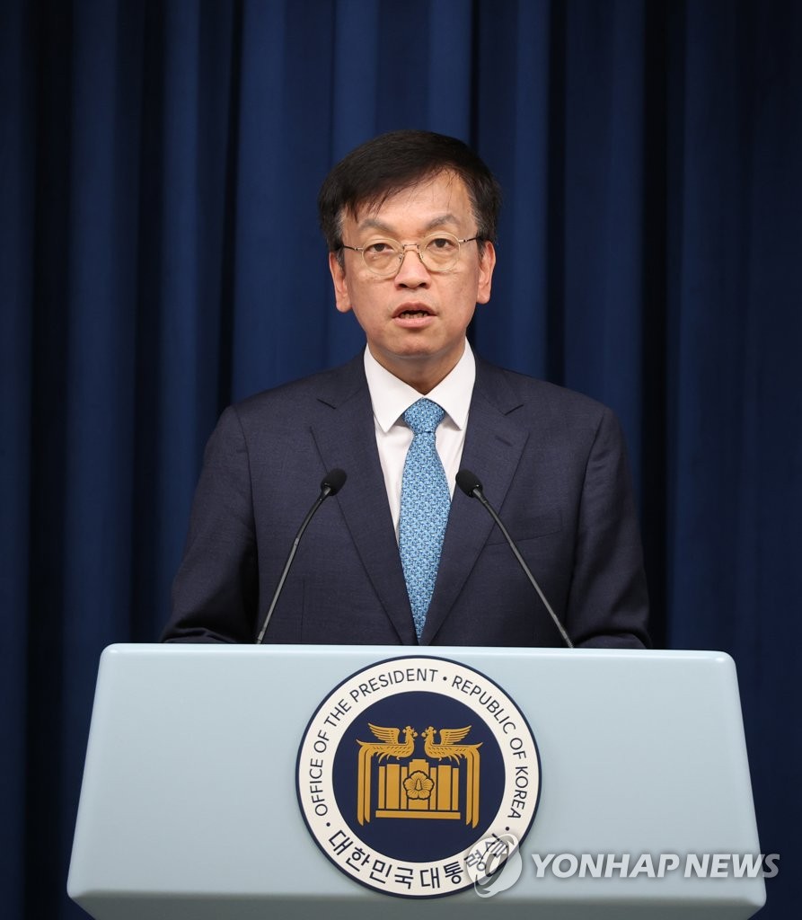 Choi Sang-mok, senior presidential secretary for economic affairs, holds a briefing on President Yoon Suk Yeol's upcoming state visit to the United States at the presidential office in Seoul on April 19, 2023. (Yonhap)