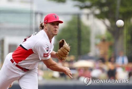 28th June, 2023. Baseball: LG Twins vs. SSG Landers LG Twins starter Im  Chan-kyu throws a pitch during a Korea Baseball Organization regular season  game against the SSG Landers at Incheon SSG