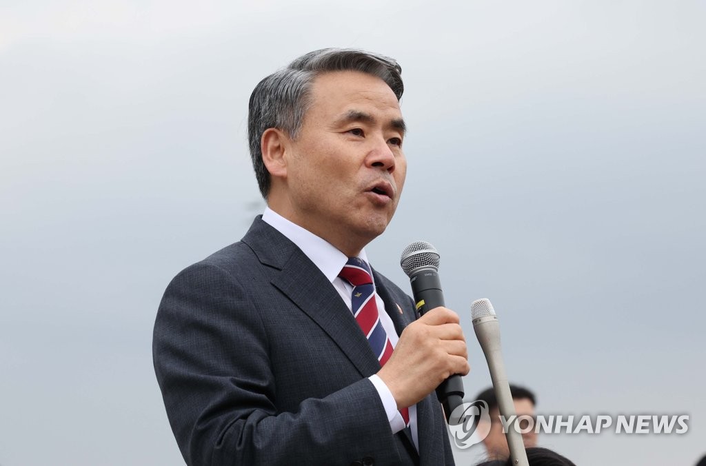 This file photo, taken April 25, 2023, shows Defense Minister Lee Jong-sup speaking at Seoul Air Base in Seongnam, just south of the capital. (Pool photo) (Yonhap)