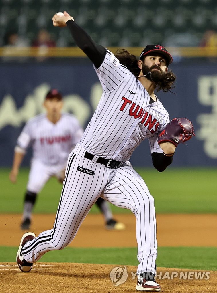 LG Twins starter Casey Kelly pitches against the SSG Landers during the top of the first inning of a Korea Baseball Organization regular season game at Jamsil Baseball Stadium in Seoul on April 25, 2023. (Yonhap)