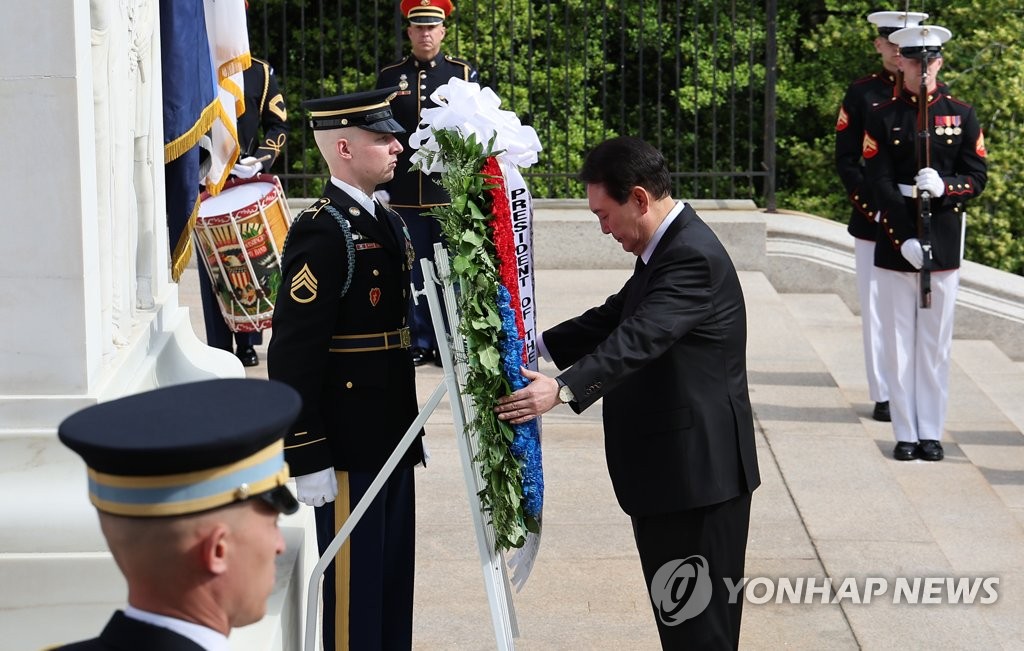 Yoon visits Arlington National Cemetery