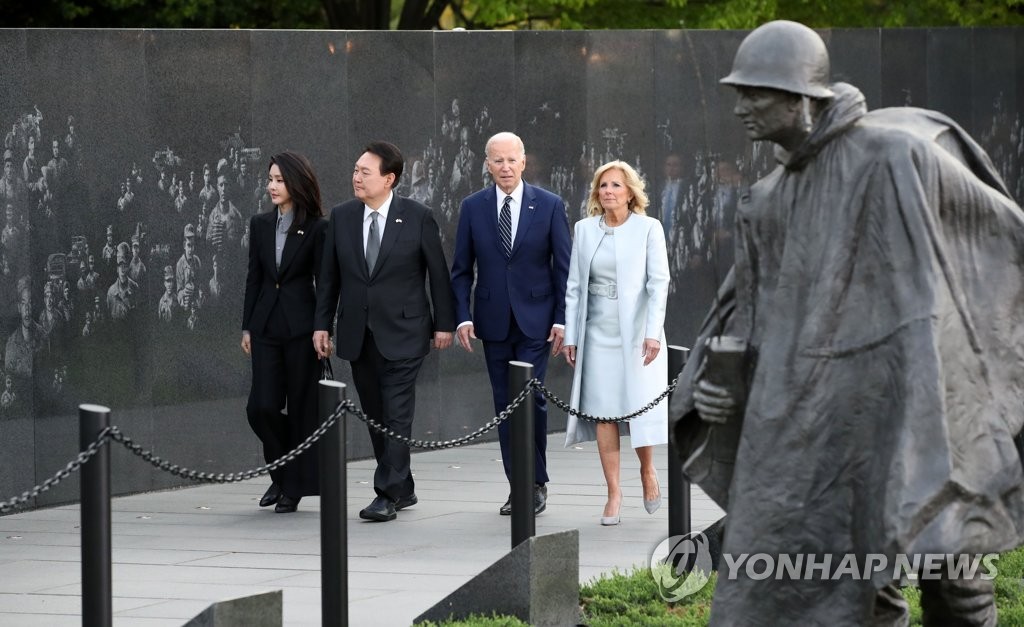 South Korean President Yoon Suk Yeol (2nd from L), U.S. President Joe Biden (2nd from R), South Korean first lady Kim Keon Hee (L) and U.S. first lady Jill Biden walk alongside each other at the Korean War Veterans Memorial in Washington on April 25, 2023. (Yonhap)