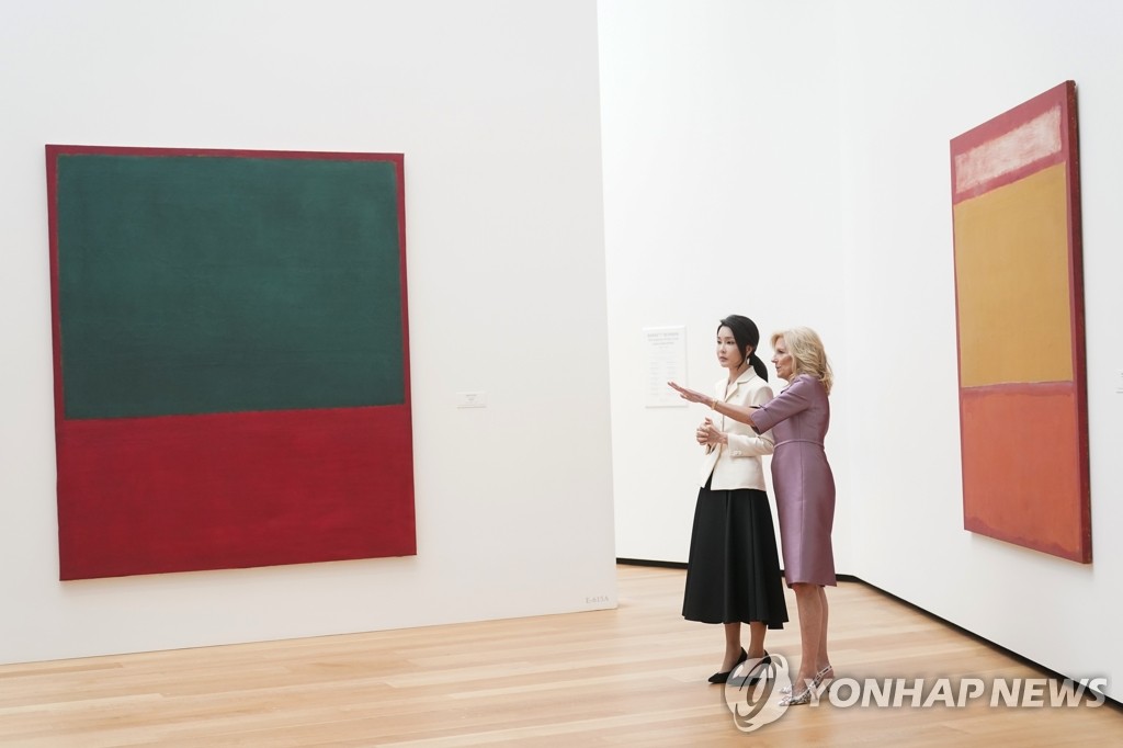 마크 로스코 전시 둘러보는 김건희·바이든 여사 | 연합뉴스