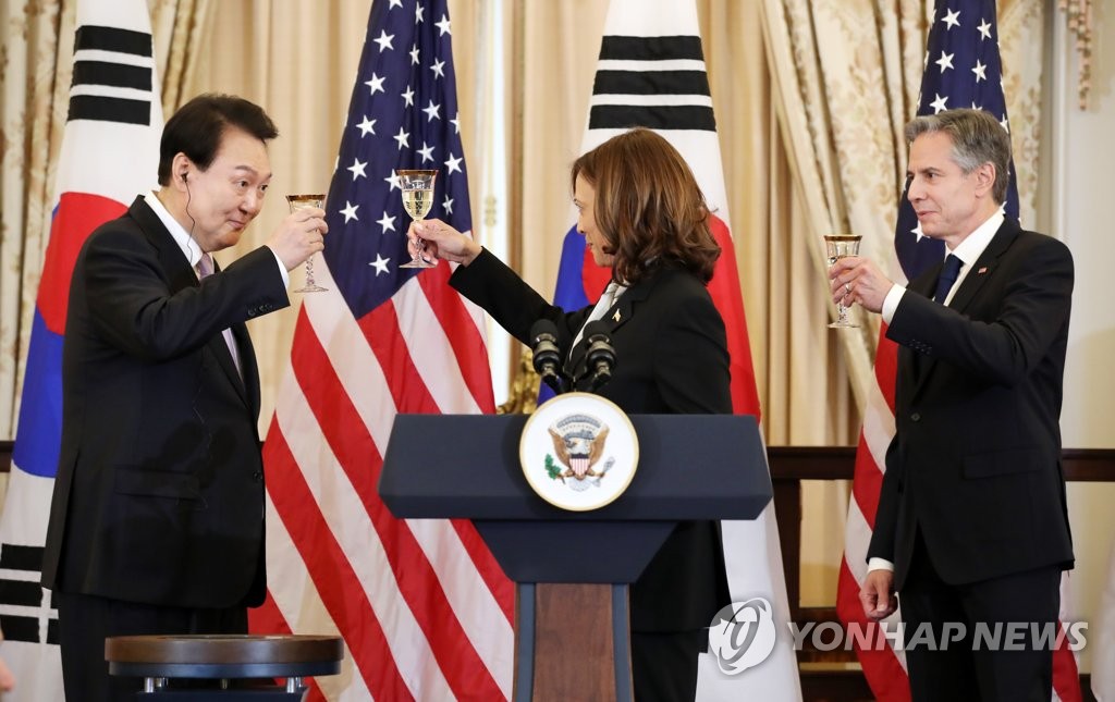 South Korean President Yoon Suk Yeol (L), U.S. Vice President Kamala Harris (C) and U.S. Secretary of State Antony Blinken raise their glasses at a state luncheon held at the Department of State in Washington on April 27, 2023. (Yonhap)