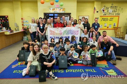 (LEAD) PM Han serves as one-day teacher at USFK school
